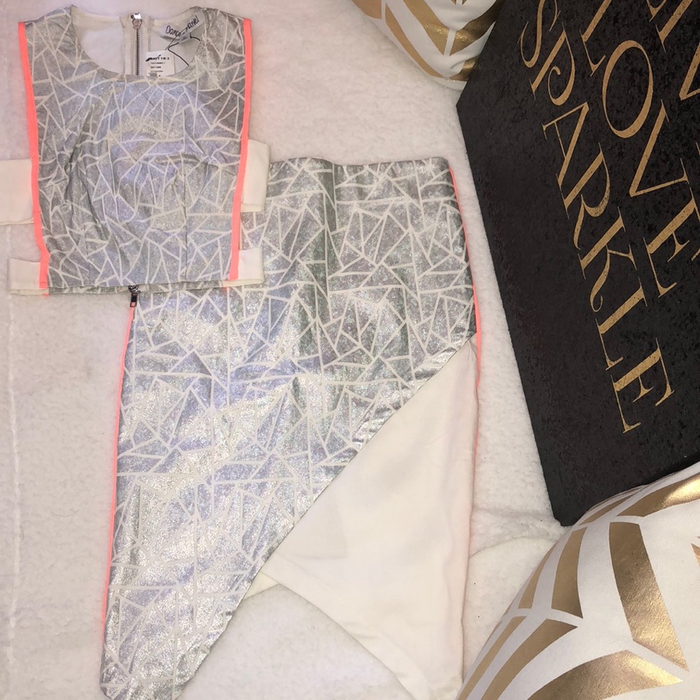 *Crop top and skirt set*